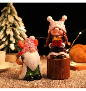 Detail von Weihnachts-Gnom-Figuren aus Harz mit Strickmütze und Geschenkbox