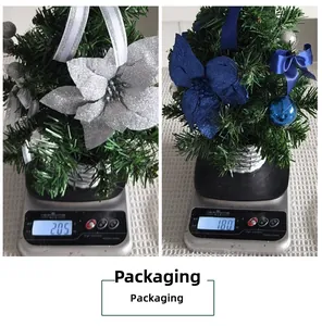 Vue détaillée de mini sapins de Noël artificiels avec nœuds bleus pesés sur une balance