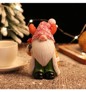Detaillierte Weihnachtsgnom-Figur aus Harz mit Rentierhörnern und festlichem Dekor
