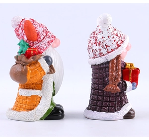 Detailansicht der Weihnachtswichtel aus Harz mit texturierten Winterkleidern und Geschenken
