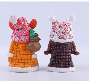 Detailansicht der Weihnachtsgnome aus Kunstharz mit realistischer Strickmuster-Textur-Optik