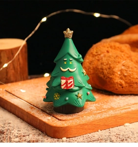 Macro di una statuetta in resina ad albero di Natale con barba bianca su vassoio innevato