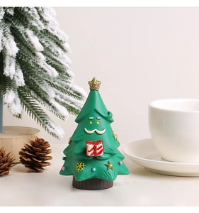 Dettaglio di figurina albero di Natale in resina con confezione regalo e stella
