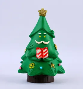 Dettaglio di una statuetta creativa di albero di Natale in resina con barba e regalo