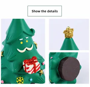 Dettagli della statuina dell'albero di Natale in resina con scatola regalo e stella
