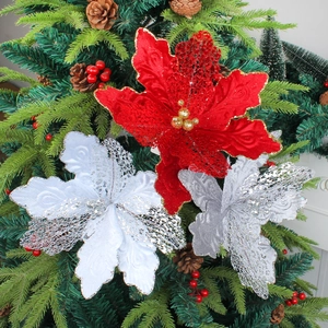 Fleurs de Noël pailletées rouge blanc et argent sur sapin de Noël vert décoré