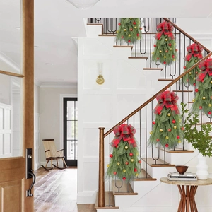 Kersttrapdecoratie met dennennaalden, rode geruite strikken en ornamenten
