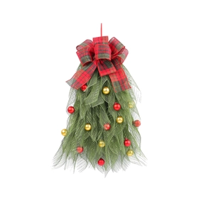 Kerstkrans met rode ruitjesstrik en kerstballen voor feestelijke deurdecoratie