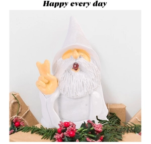 Vue détaillée d'un gnome blanc faisant le signe V parmi les décors de Noël
