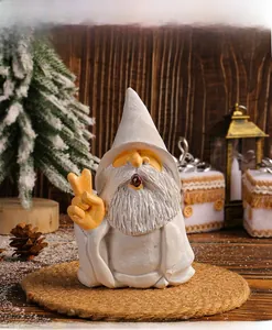 Gros plan d'un nain de jardin blanc avec signe de paix dans un décor d'hiver festif