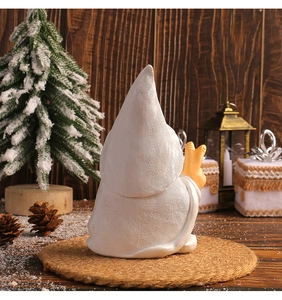 Détail de la texture tissée au dos du gnome en résine dans un décor de Noël