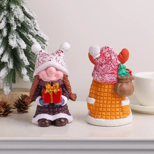 Weihnachtliche Gnom-Figuren aus Harz mit Weihnachtsmannmütze und Geschenken als Tischdeko