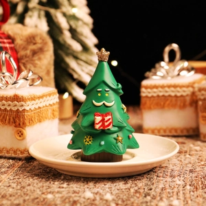 Simpatica statuetta di albero di Natale in resina con barba di Babbo Natale e regali