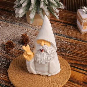Statue de nain de jardin en résine avec barbe blanche et chapeau pointu sur bois d'hiver