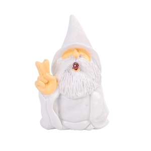 Figurine de nain de jardin en résine rigolote avec chapeau blanc et signe peace