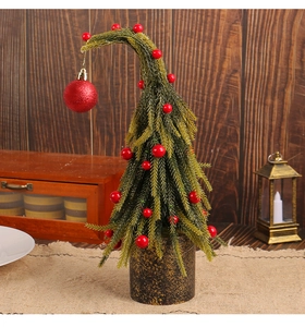 Détail d'un mini sapin de Noël avec baies rouges et socle texturé vintage