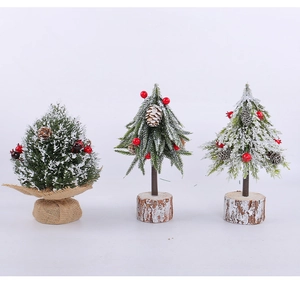 Trois mini sapins de Noël avec neige artificielle, baies rouges et socle bois