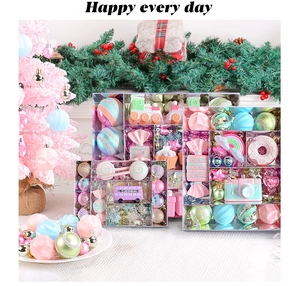 Detailansicht von Macaron Weihnachtsornamenten im Set mit Bonbon- und Busformen in Box