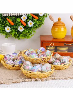 Coffret d'oeufs de Pâques décoratifs avec motifs floraux dans des paniers tressés