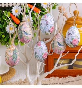 Détail d'oeufs de Pâques vintage à motifs floraux suspendus sur des branches blanches