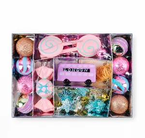 Detail von Macaron-Weihnachtskugel-Set mit Süßigkeitenformen und London-Bus-Anhängern