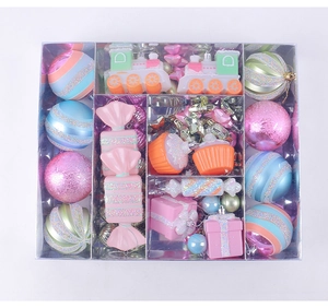 Nahaufnahme von Macaron-Weihnachtsschmuck mit Süßigkeiten- und Kuchenformen in einer Box