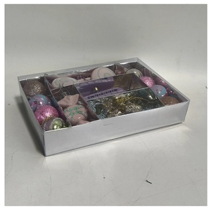 Detail von Macaron Weihnachtskugeln Set mit Süßigkeiten-Anhängern in einer Geschenkbox