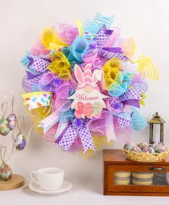 Detail eines bunten Oster-Gnom-Kranzes mit Welcome-Schild und festlichen Schleifen