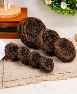 Detail von handgefertigten Rattan-Vogelnestern in verschiedenen Größen für Ostern