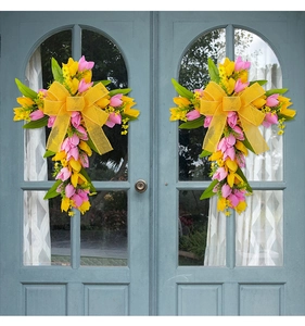 Symmetrische set paaskruis-kransen met tulpen en gele strikken op glazen deuren