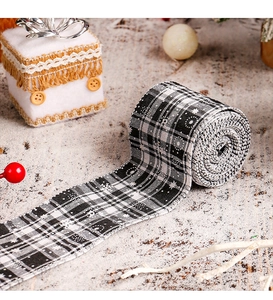 Gros plan sur ruban de Noël à carreaux noirs et blancs avec flocons pour emballage cadeau