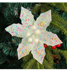 Détail d'une fleur de Noël crème macaron avec paillettes et perles sur le sapin