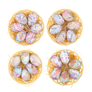 Décoration de Pâques avec 24 œufs vintage à fleurs dans quatre paniers tressés jaunes