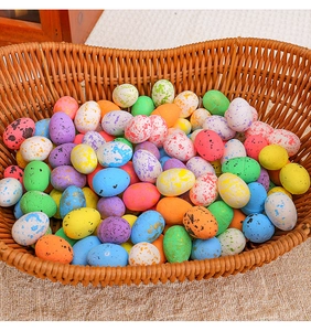 Œufs de Pâques tachetés colorés dans un panier sur fond de toile de jute rustique