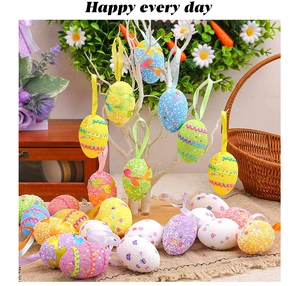Detalle de huevos de Pascua coloridos de espuma con purpurina y cintas en ramas decorativas