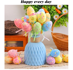 Détails des pics d'œufs de Pâques décoratifs avec motifs floraux et paillettes