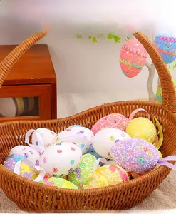 Primer plano de huevos de Pascua con patrones de flores y mariposas en una cesta