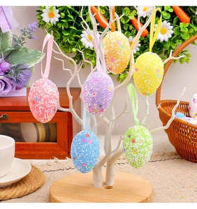 Seis huevos de Pascua coloridos de espuma con motivos florales colgados en un árbol decorativo