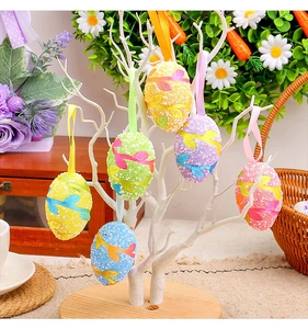 Primer plano de huevos de Pascua de espuma coloridos con cuentas y cintas en las ramas