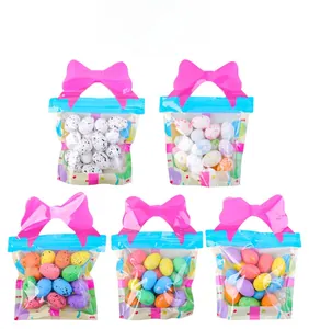 Cinq sacs d'œufs de Pâques mouchetés en mousse avec poignées à nœuds roses et emballages cadeaux