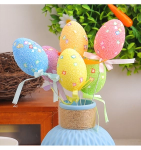 Détail d'œufs de Pâques colorés avec motifs de papillons dans un vase à relief bleu