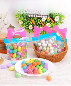 Œufs de Pâques en mousse tachetés présentés dans des sacs cadeaux pour décor de fête
