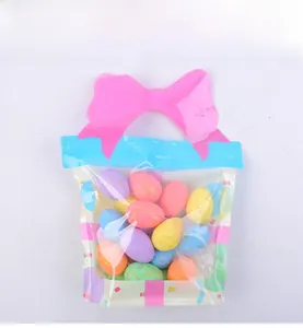 Gros plan d'oeufs de Pâques en mousse à taches dorées dans un sac cadeau à poignée rose
