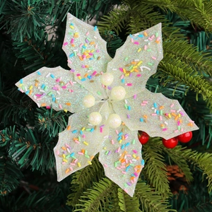Fleur de Noël macaron scintillante avec confettis sur une branche de sapin
