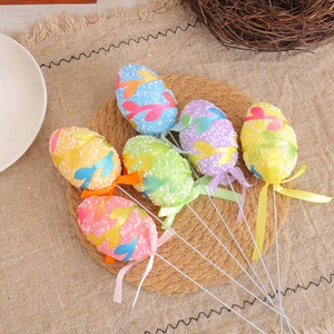 Lot de 6 pics œufs de Pâques colorés avec rubans et feuilles sur tapis de paille