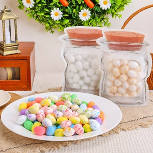 Œufs de Pâques tachetés colorés dans un emballage créatif avec décor de printemps