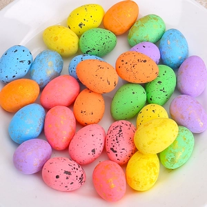 Œufs de Pâques colorés en mousse avec taches et feuilles d'or dans un bol blanc