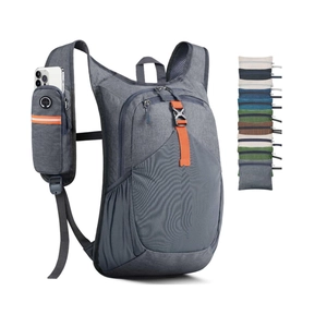 Detailansicht der Schultergurte des faltbaren Wanderrucksacks mit praktischer Handytasche