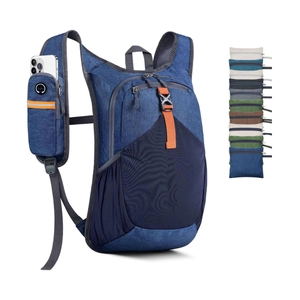 Detailansicht eines leichten Outdoor-Rucksacks mit integrierter Handy-Schultertasche