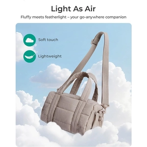 Sac bandoulière matelassé taupe avec sangle réglable flottant dans un ciel bleu